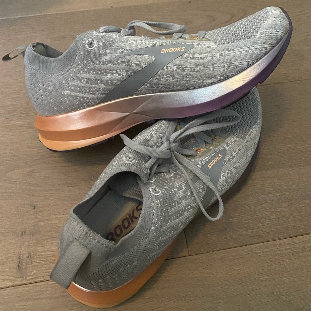 Brooks Womens Levitate 3 size 7.5. Light wear less than 10 times.